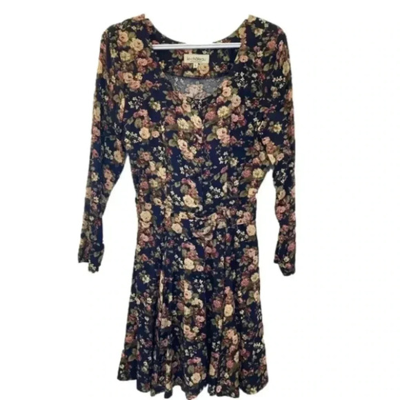 LE Chateau Vintage Looking Dress with belt and  fabric buttons​​ - Picture 1 of 7